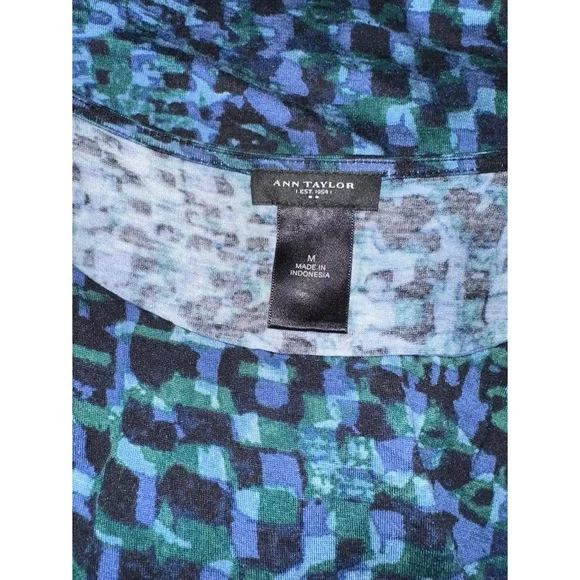 Ann Taylor sleeveless top featuring a blue geometric print, size Medium - Picture 4 of 4